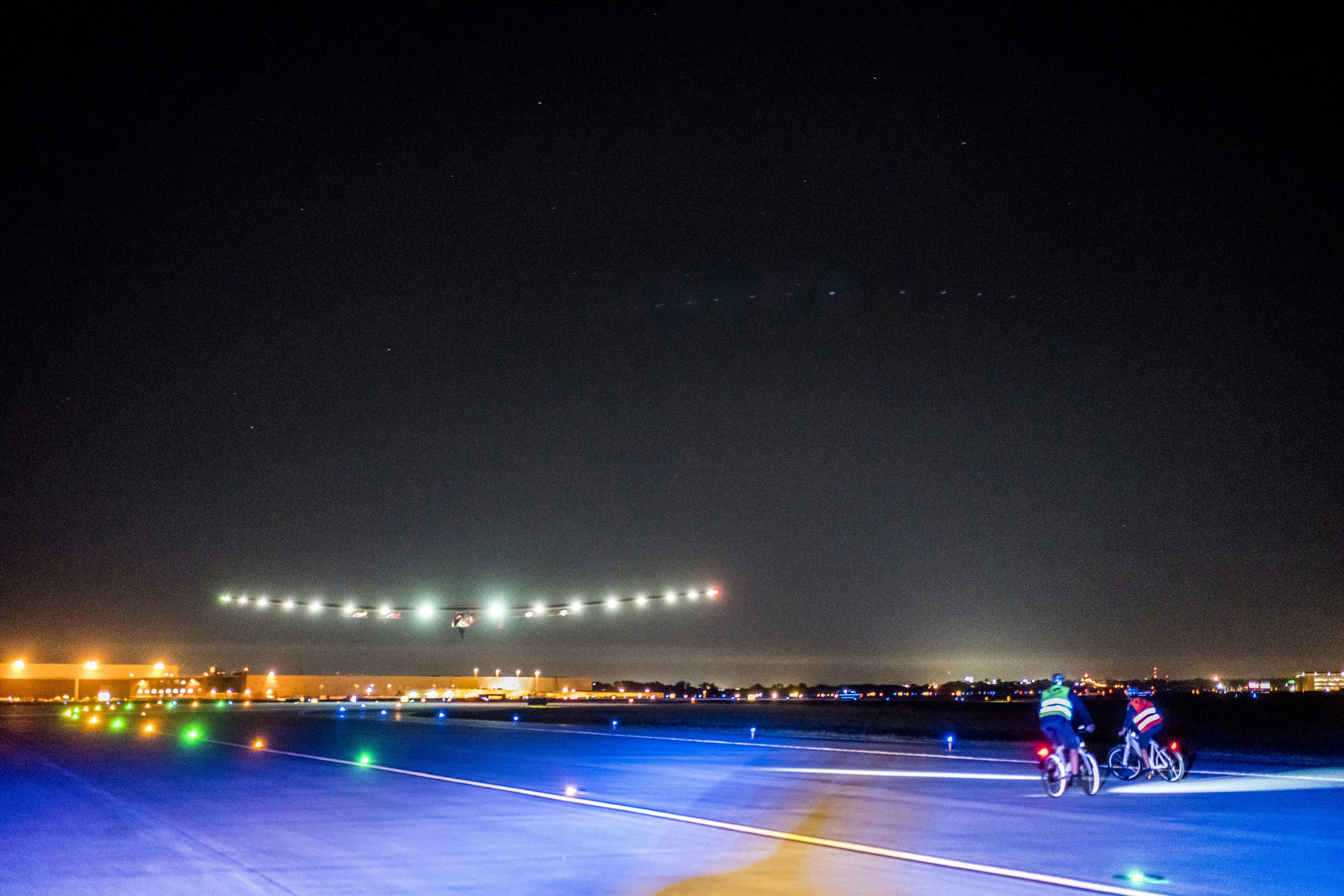 El avión solar llega a Nueva York tras sobrevolar la Estatua de la Libertad