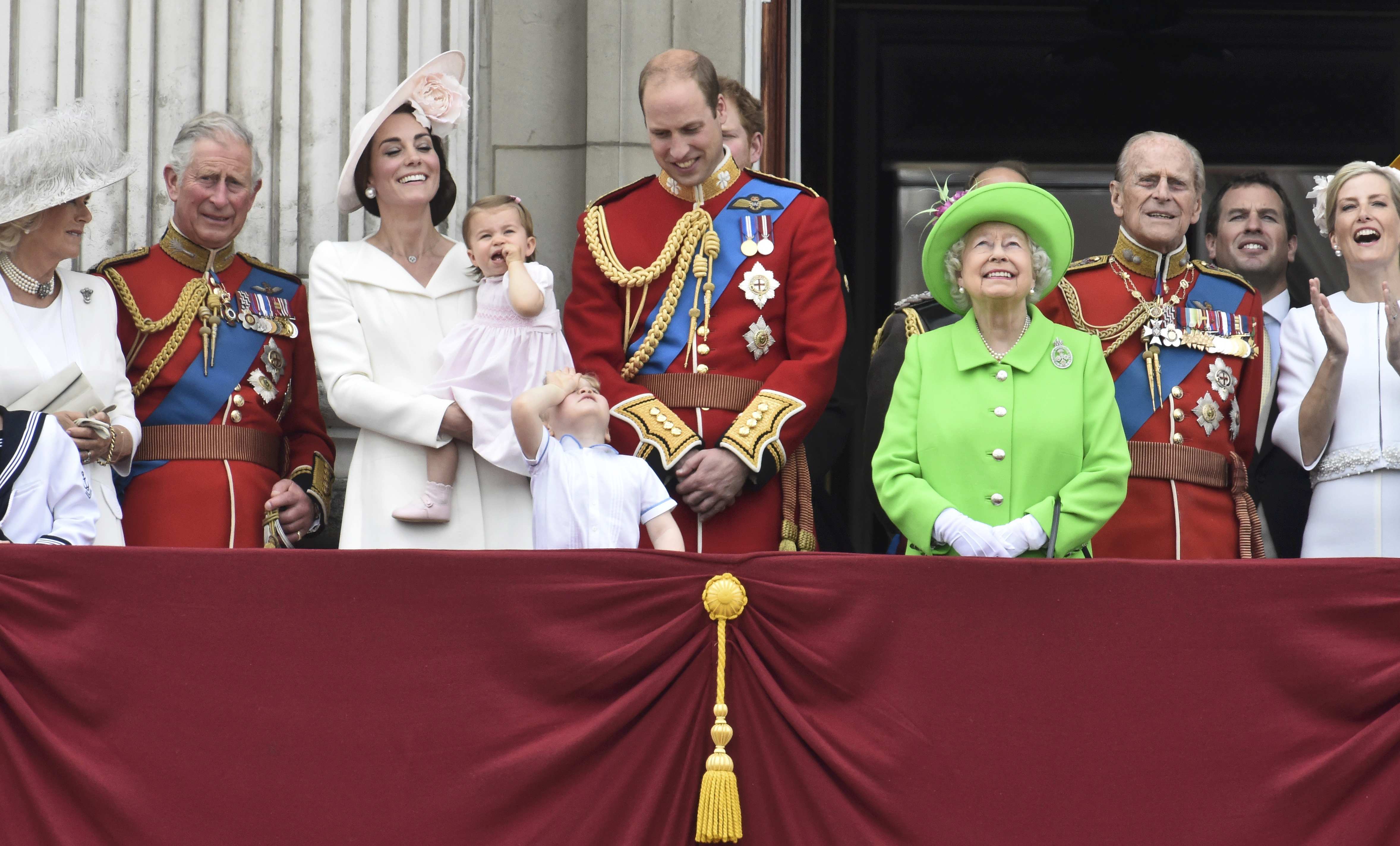 Isabel II celebra su 90 cumpleaños con un solemne desfile militar en Londres (Fotos)