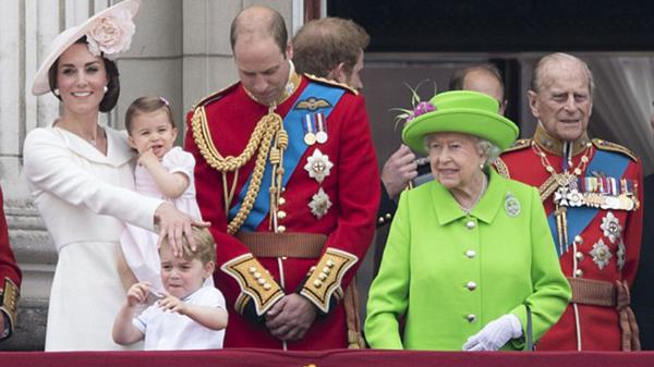 ¡Abuela ante todo! La reina de Inglaterra regaña a su nieto de 33 años en plena ceremonia