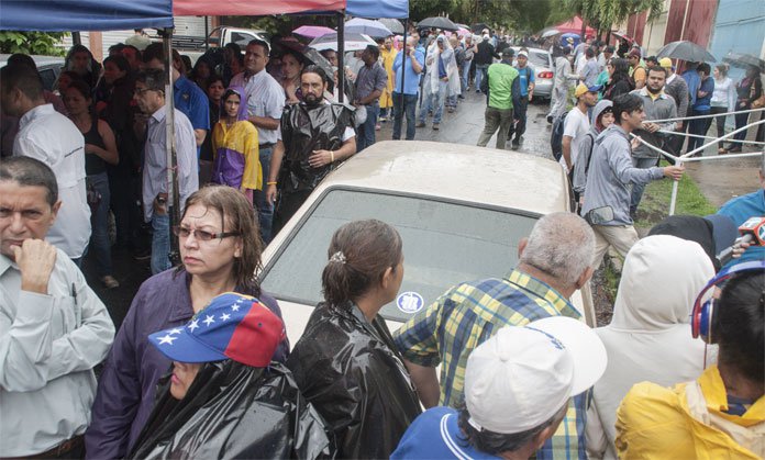 Lara sumó 4.033 firmas en su primer día de jornada de validación