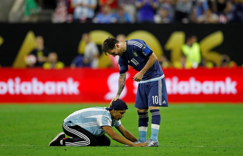 Fanático se rinde literalmente a los pies de Messi (VIDEO)