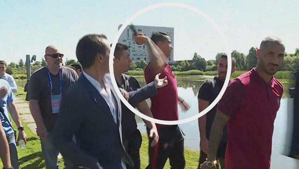 Cristiano Ronaldo lanza el micrófono de un periodista al agua