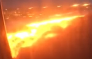 Avión agarró candela al aterrizar (VIDEO)