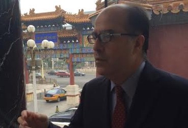 Julio Borges conversa en China sobre la crisis económica y los retos del cambio en Venezuela