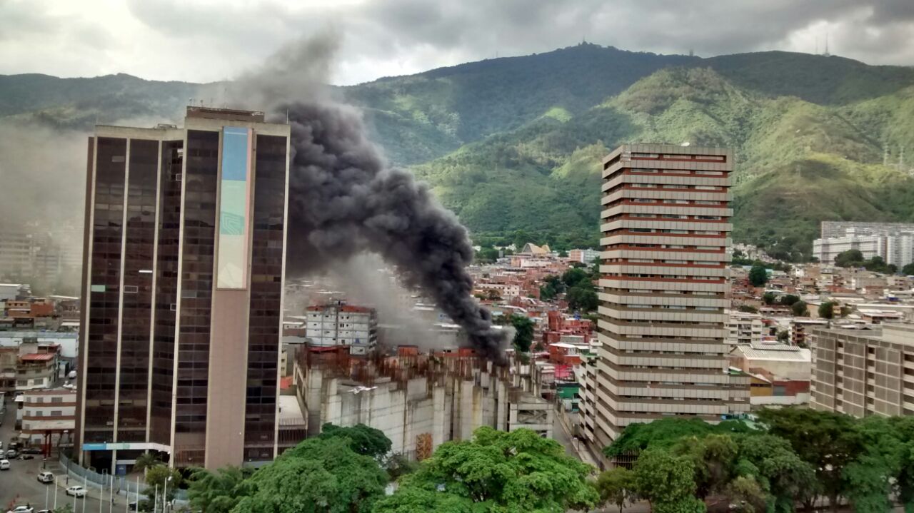 Reportan fuerte incendio en edificio de La Candelaria