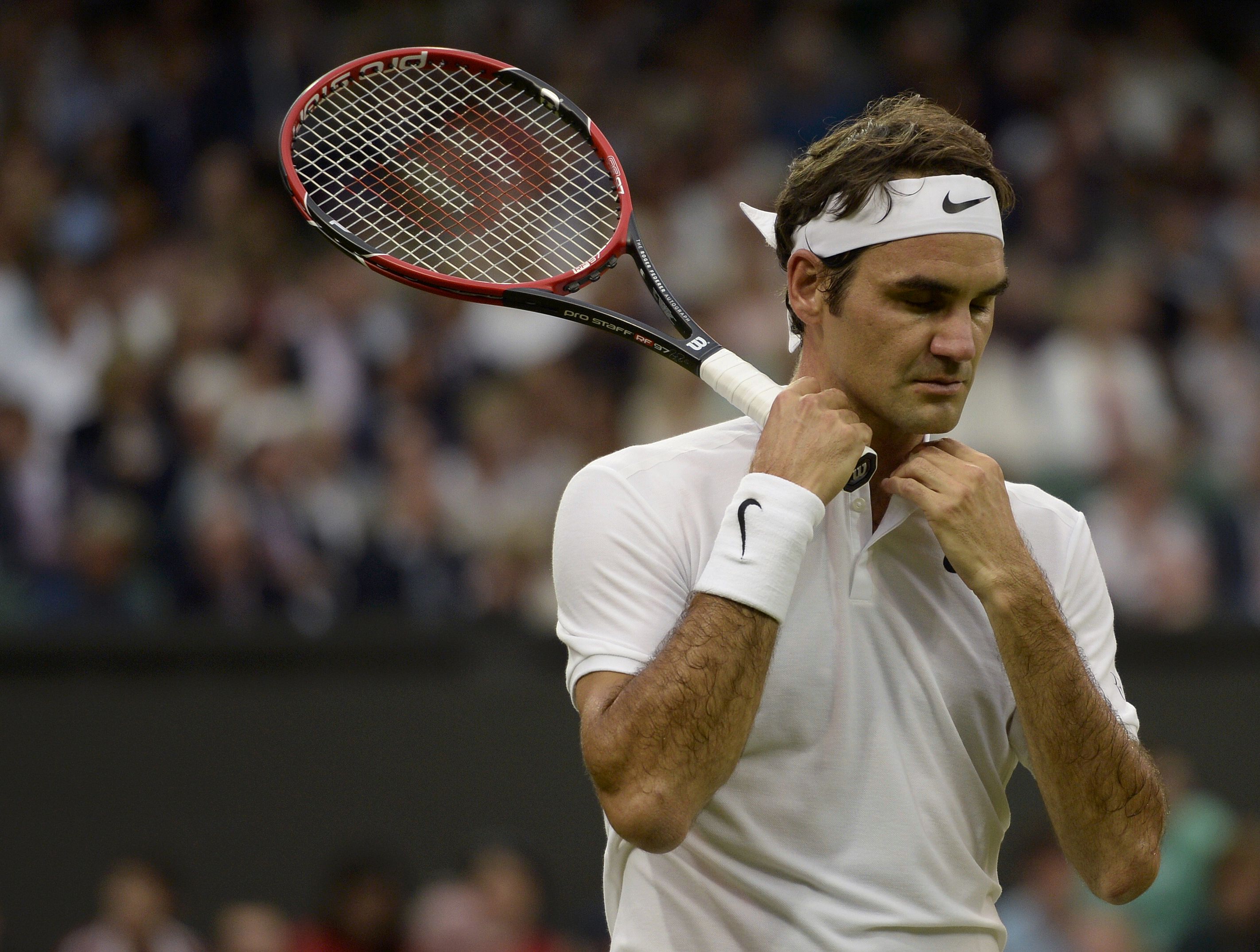 Federer vuelve a tomar contacto con una cancha de tenis (Video)