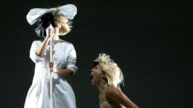 El rostro de la cantante Sia quedó al descubierto en un concierto (+Fotos)