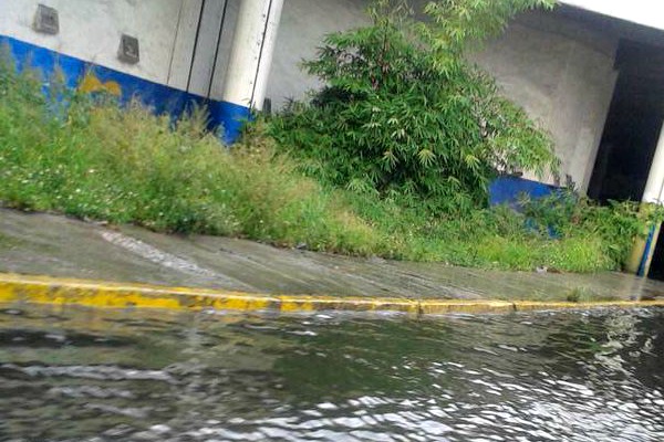 Laguna en los estadium de la UCV por lluvia