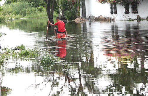 Calles de Mata Redonda en Maracay están inundadas por aguas negras