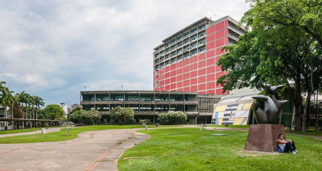 Biblioteca de la UCV, en Ciudad Universitaria de Caracas, una de las obras más importantes del arquitecto Carlos Raúl Villanueva 