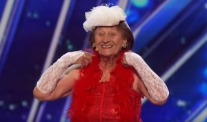 ¿Wtf? Una anciana de 90 años hizo un striptease en televisión (VIDEO)