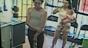 En cuestión de segundos un hombre intentó raptar a una niña frente a su madre (VIDEO)