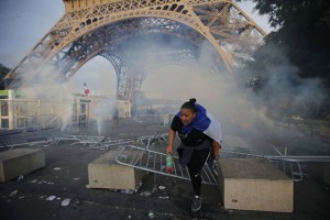 Ridiculez anti-fútbol en acción: Fuertes disturbios en París durante final de la Eurocopa (FOTOS)