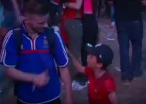 ¡Conmovedor! Niño portugués consuela a fanático francés después de la final de la Eurocopa (VIDEO)