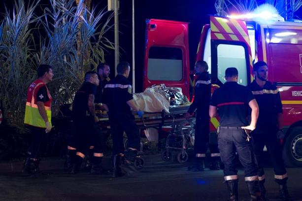 Heridos son evacuados del lugar en donde un camión chocó contra la multitud durante las celebraciones del Día de la Bastilla en Niza, Francia, 14 de julio de 2016. Foto: EFE