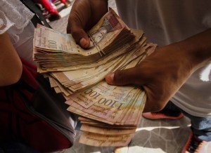Maduro extiende nuevamente hasta el 20 abril la circulación del billete de 100 bolívares