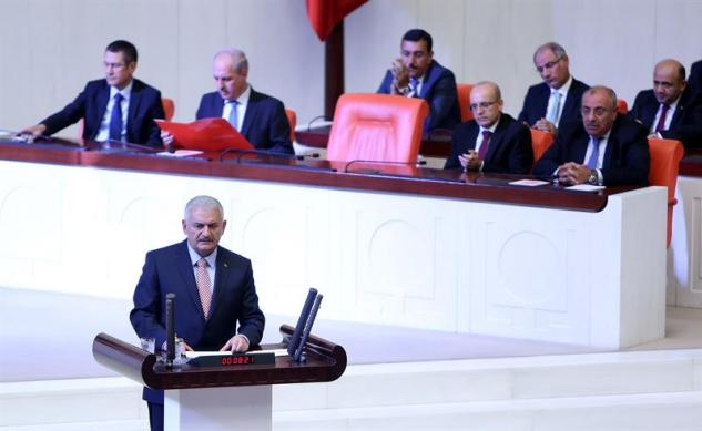 El primer ministro turco, Binali Yildirim (delantero) se dirige a los legisladores en una asamblea extraordinaria en el Parlamento de Turquía, en Ankara, Turquía, 16 de julio de 2016. Según los informes, el primer ministro turco Yildirim dijo que el ejército turco estaba involucrado en un intento de golpe de Estado. El ejército turco afirmó por su parte que había tomado el control. Según informes de prensa, el presidente turco, Recep Tayyip Erdogan, ha denunciado el intento de golpe como un "acto de traición 'y ha insistido en que su gobierno sigue siendo responsable. Algunos 104 golpistas fueron asesinados, 90 personas - 41 de ellos policías y 47 son civiles - 'cayó martrys', después de un intento de derribar el gobierno turco, el jefe del ejército general actuando Umit Dundar dijo en una aparición televisiva. EFE