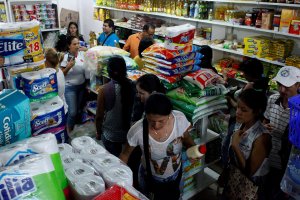 Venezolanos compran comida en Cúcuta antes del cierre de la frontera