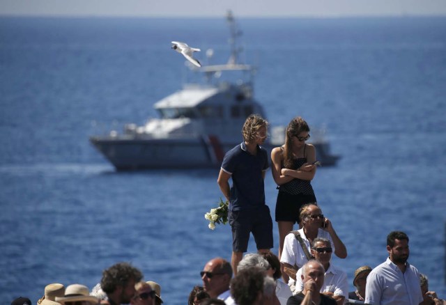 People gather in front of the Monument du Centenaire during a minute of silence on the third day of national mourning to pay tribute to victims of the truck attack along the Promenade des Anglais on Bastille Day that killed scores and injured as many in Nice, France, July 18, 2016.  REUTERS/Pascal Rossignol