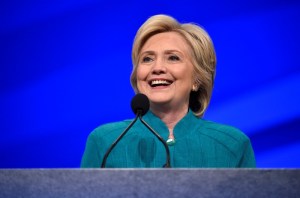 Clinton lanza cuenta de Twitter en español orientada a electores hispanos