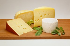 El queso contiene una sustancia química que está en las drogas, revela estudio