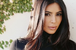 Kim Kardashian revela fotos del tras cámara de “Milf” llena de leche y deja a todos locos