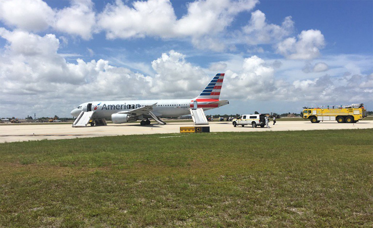 Evacúan a pasajeros de un vuelo en aeropuerto de Palm Beach en Florida