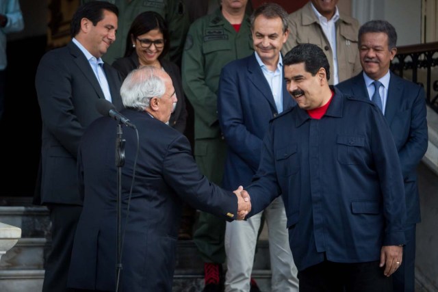 CAR01. CARACAS (VENEZUELA) - 21/07/201 . El presidente de Venezuela, Nicolás Maduro (d), junto al expresidente de Colombia y secretario general de la Unasur, Ernesto Samper (i) ofrecen declaraciones a medio,s acompañados del exjefe del Gobierno español, José Luis Rodríguez Zapatero (c); el expresidente de República Dominicana, Leonel Fernández (2d); el expresidente de Panamá, Martín Torrijos Espino (2i) y la ministra de Relaciones Exteriores de Venezuela, Delcy Rodríguez (3i), tras una reunión en el Palacio de Miraflores en Caracas (Venezuela) hoy, jueves 21 de julio de 2016. El presidente de Venezuela, Nicolás Maduro, afirmó hoy que se está "abriendo un camino" para el diálogo político que convocó con la oposición del país bajo los auspicios de la mediación de la Unión de Naciones Suramericanas (Unasur). EFE/MIGUEL GUTIERREZ