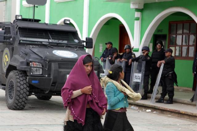 Vista general hoy, sábado 23 de julio de 2016, de la plaza municipal de San Juan Chamula en Chiapas (México), donde sujetos armados asesinaron al alcalde y al síndico de San Juan según indicó la Fiscalia estatal. Foto: EFE