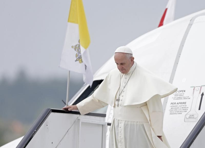 Portavoz del vaticano asegura que el papa “no se ha hecho nada” tras tropezón