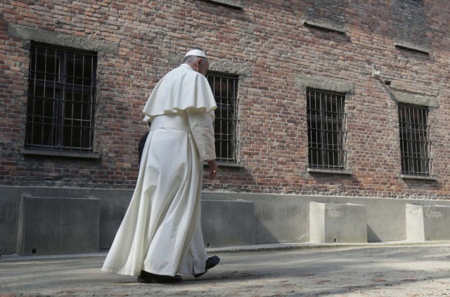 Pope Francis visits the former Nazi German concentration and extermination camp Auschwitz-Birkenau in Oswiecim, Poland, July 29, 2016. REUTERS/David W Cerny
