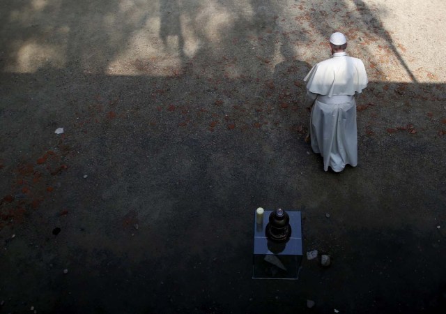 Pope Francis pays respects by the death wall in the former Nazi German concentration and extermination camp Auschwitz-Birkenau in Oswiecim, Poland, July 29, 2016. REUTERS/David W Cerny