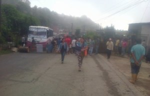 Protestan en Mariche por falta de agua y comida