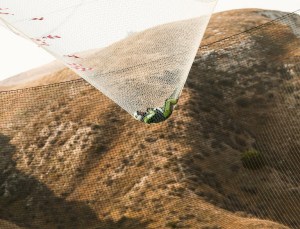 El hombre que saltó 7.620 metros sin paracaídas (video y fotos)