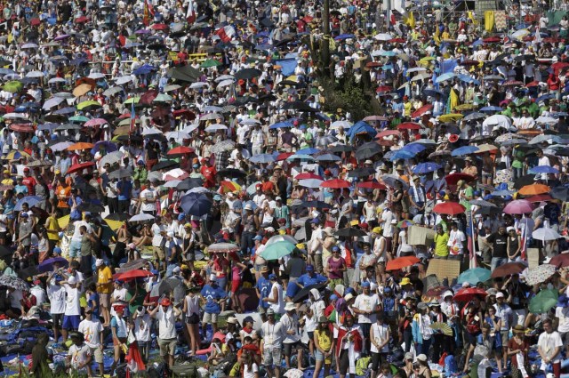 Faithful attend a mass lead by Pope Francis at the Campus Misericordiae during World Youth Day in Brzegi near Krakow, Poland July 31, 2016. REUTERS/David W Cerny
