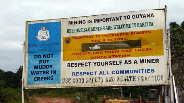 Cartel de la Comisión de Geología y Minas de Guyana en la zona Itaballi-Puruni-Papishao en la carretera a la entrada al distrito minero de la Región 7