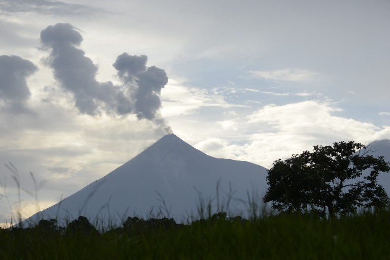Cierra aeropuerto internacional de Bali ante riesgo de gran erupción volcánica