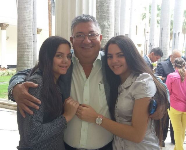 Estefanía y Natasha Salame con el Diputado José Luis Pirela