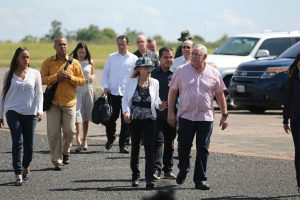 Delegación de Colombia llega a Puerto Ordaz para reunión Santos-Maduro