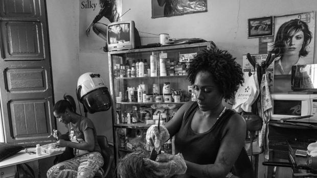 Jocelyn Combing, en su peluquería del barrio caraqueño de La Pastora - ÁLVARO YBARRA ZAVALA