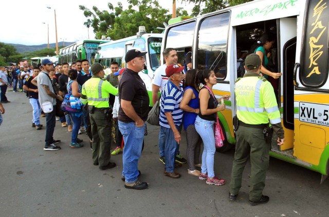 GRA100. CÚCUTA (COLOMBIA), 13/08/2016.- Ciudadanos procedentes de Venezuela utilizan el transporte para llegar al centro de la ciudad después de entrar por el puente Simón Bolívar hoy, sábado 13 de Agosto de 2016 en Cúcuta (Colombia). La frontera de Colombia y Venezuela, que permanecía cerrada desde hace casi un año, fue reabierta hoy al paso peatonal y miles de venezolanos pasaron a la ciudad de Cúcuta para comprar alimentos y medicinas. EFE/Mauricio Dueñas Castañeda