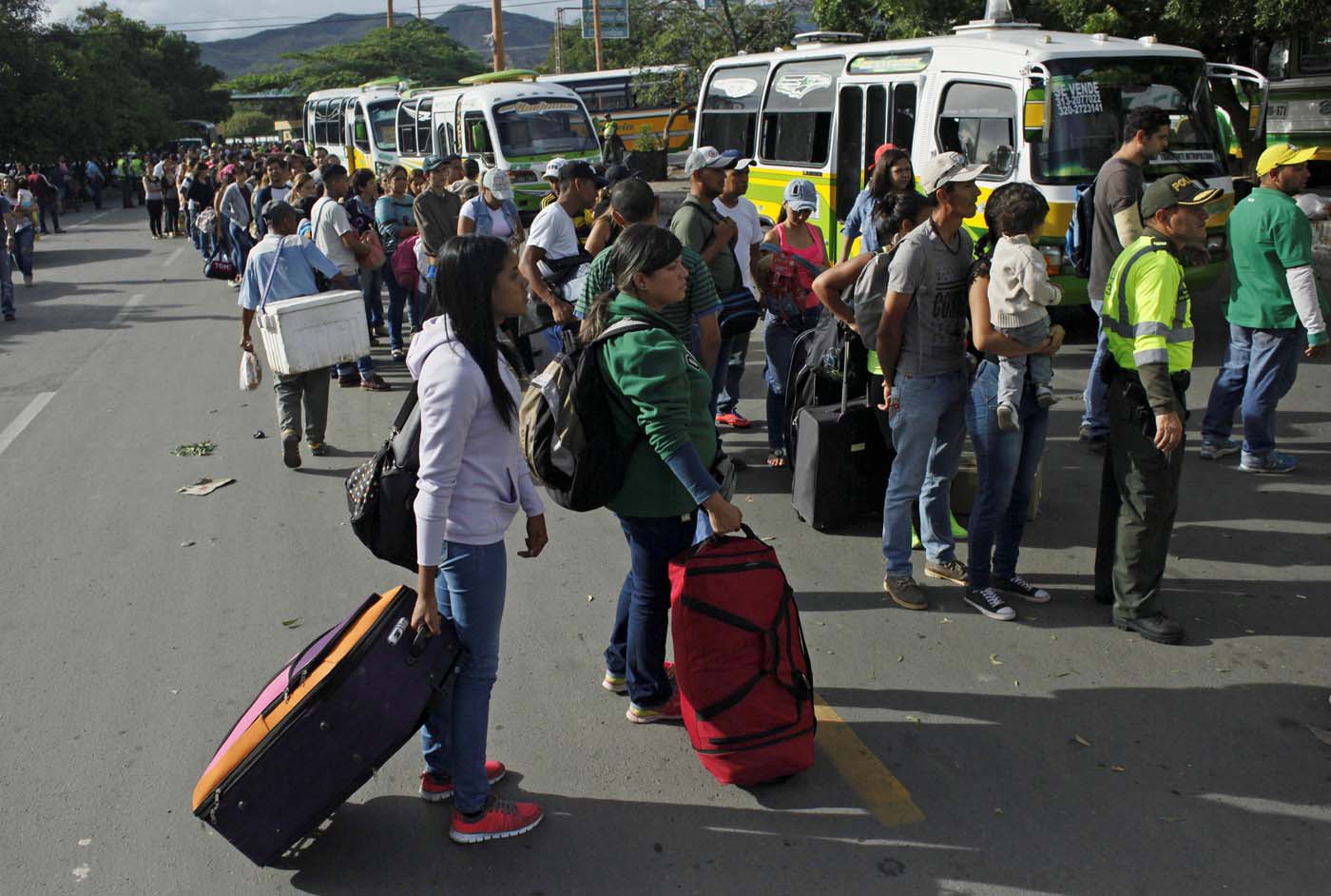 Venezolanos tendrán que cruzar la frontera con Colombia portando pasaporte