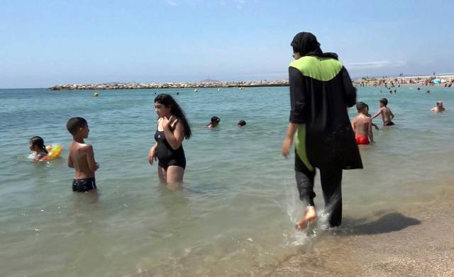 Foto: Una mujer con un burkini en Marsella / AP