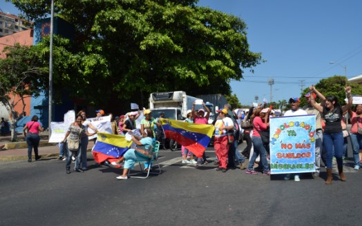 Educadores de Vargas protestaron y le exigieron salario justo a Carneiro