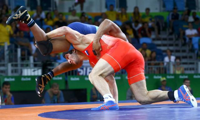 2016 Rio Olympics - Wrestling - Quarterfinal - Men's Freestyle 86 kg Quarterfinal - Carioca Arena 2 - Rio de Janeiro, Brazil - 20/08/2016. Abdulrashid Sadulaev (RUS) of Russia and Pedro Ceballos Fuentes (VEN) of Venezuela compete. REUTERS/Vasily Fedosenko FOR EDITORIAL USE ONLY. NOT FOR SALE FOR MARKETING OR ADVERTISING CAMPAIGNS.