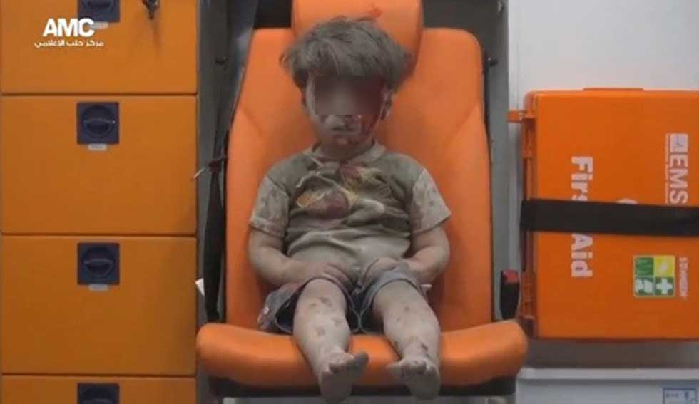 Terrible video muestra a niño aturdido y sangrando rescatado de ruinas en Alepo