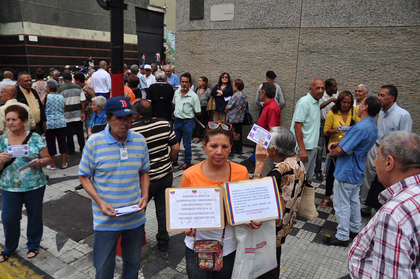 Pensionados salen a la calle para exigir el bono de alimentación y medicinas