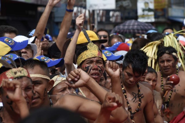 Venezuelan indigenous people prepare to take part in an opposition march in Caracas, on September 1, 2016. Venezuela's opposition and government head into a crucial test of strength Thursday with massive marches for and against a referendum to recall President Nicolas Maduro that have raised fears of a violent confrontation. / AFP PHOTO / Federico PARRA