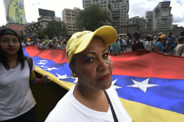 Opposition activists march in Caracas, on September 1, 2016. Venezuela's opposition and government head into a crucial test of strength Thursday with massive marches for and against a referendum to recall President Nicolas Maduro that have raised fears of a violent confrontation. / AFP PHOTO / JUAN BARRETO