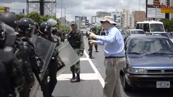 EL VIDEO: Abuelo se baja del carro y ejerce su derecho a la protesta frente a la GNB (las canas saben)